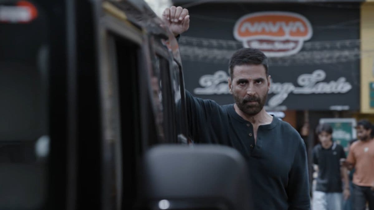 Poster or still from Haiwaan featuring Akshay Kumar and Saif Ali Khan in a tense scene