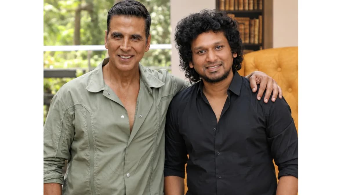 A blurred image of Akshay Kumar and Lokesh Kanagaraj standing together at a meeting.