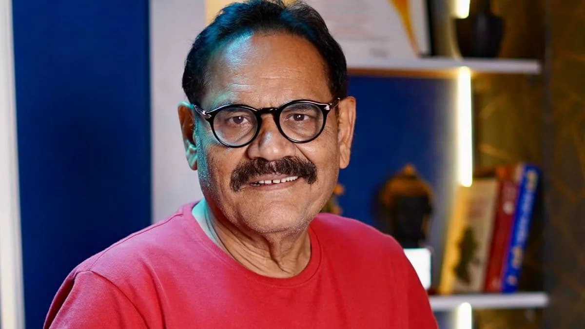 Mushtaq Khan smiling on the set of a 1990s Bollywood film