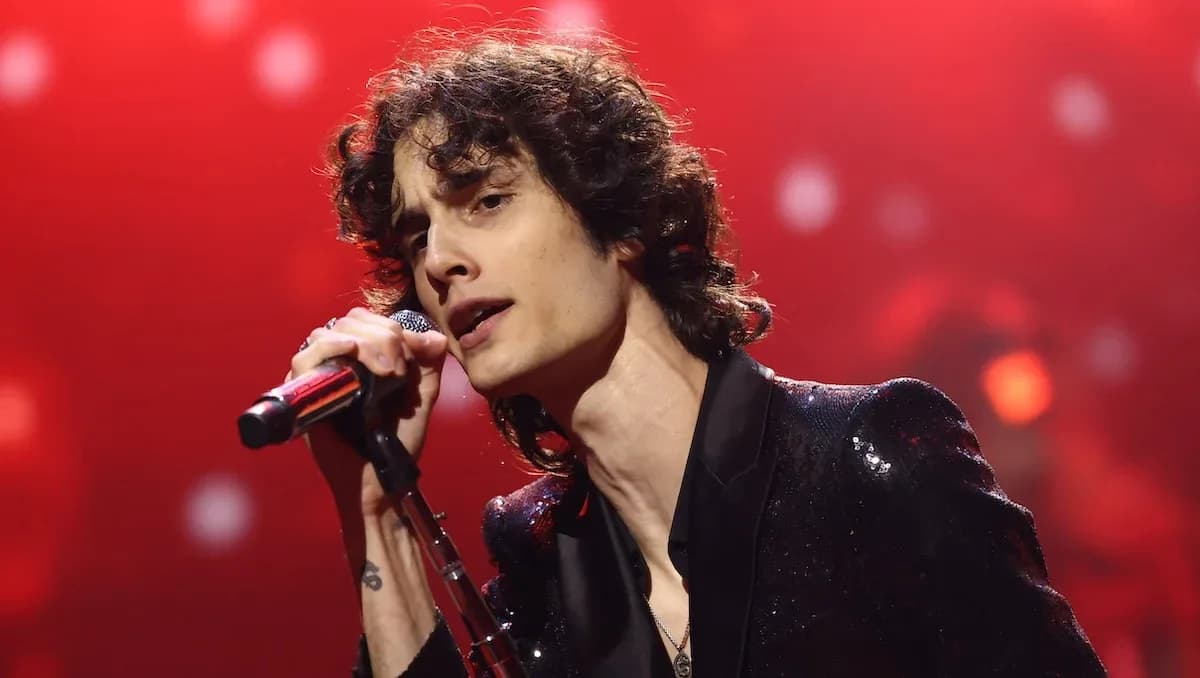 Howard Stern speaking on the Jimmy Kimmel Live set, gesturing toward the ABC logo.