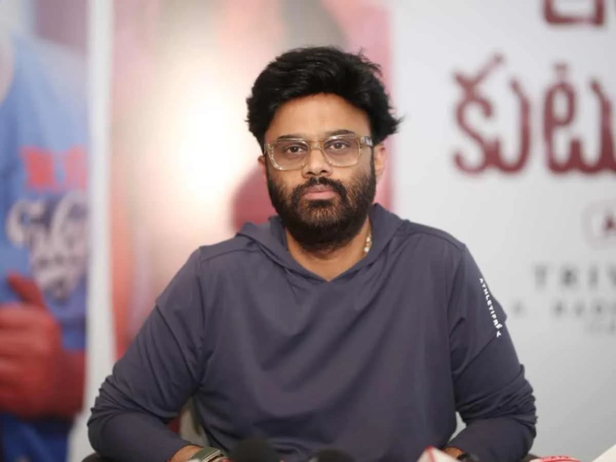 A poster of Aadarsha Kutumbam featuring Venkatesh and Trivikram Srinivas