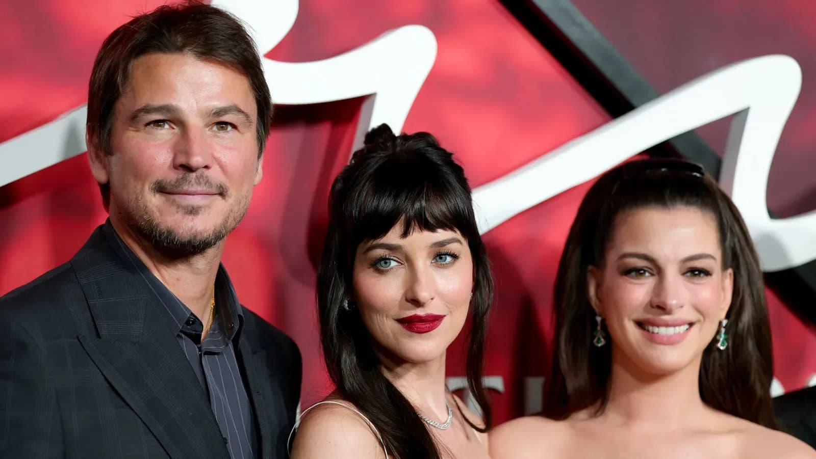 Josh Hartnett speaking on set of Verity with Anne Hathaway and Dakota Johnson in the background
