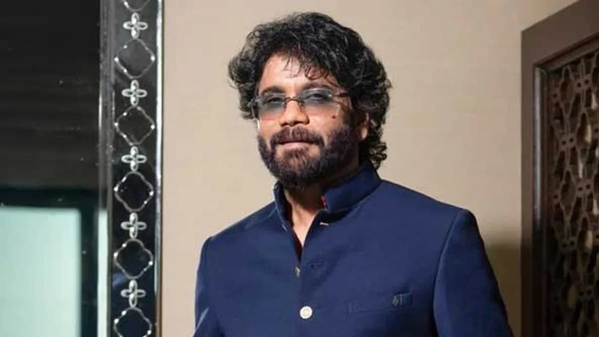 Comedian Naresh dancing on the Bigg Boss Telugu 10 launch stage beside host Nagarjuna