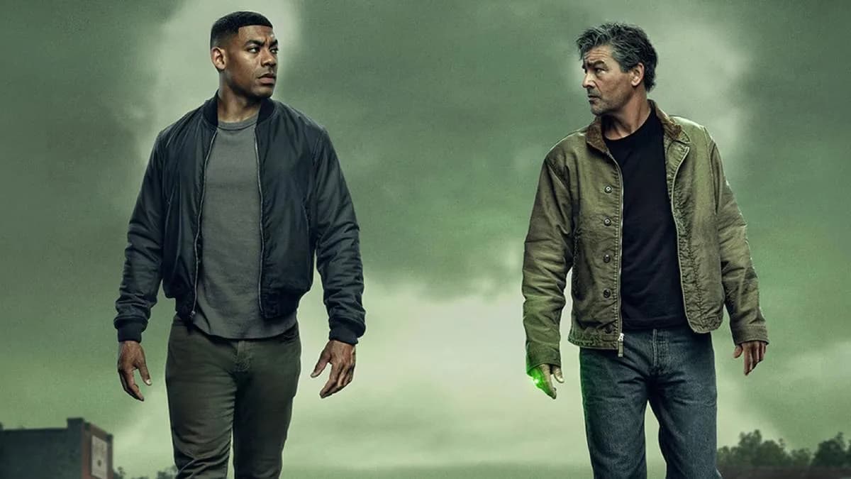Kyle Chandler and Aaron Pierre in 'Lanterns' promotional still