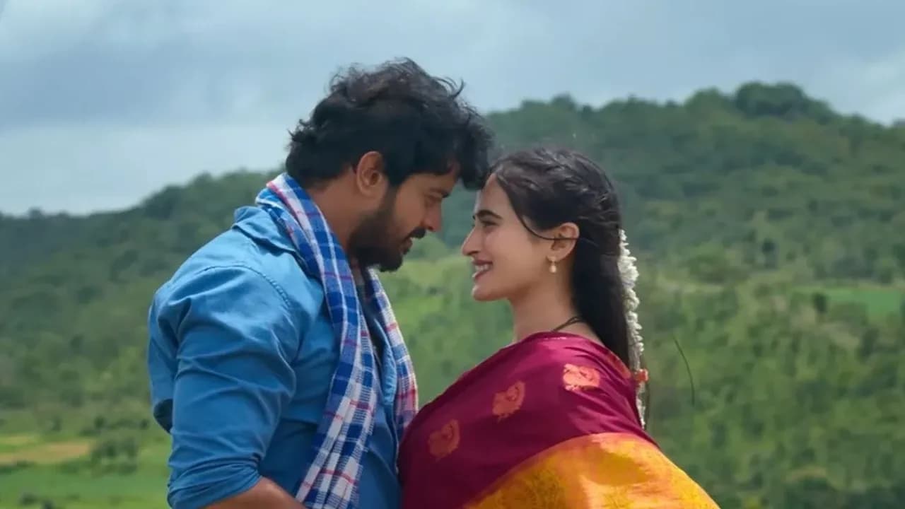 A still from Premada Oorali showing two leads in a romantic moment