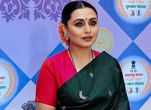 Rani Mukerji accepting the Raj Kapoor Special Contribution Award from Maharashtra Chief Minister Devendra Fadnavis on stage in Mumbai