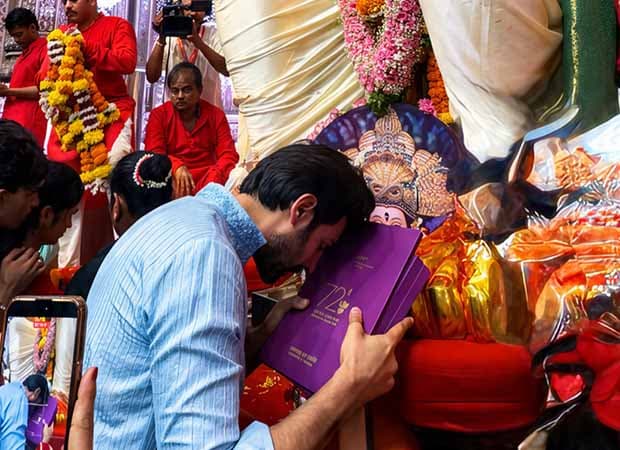 Kartik Aaryan in a kurta holding his National Award trophy at the Lalbaugcha Raja pandal in Mumbai
