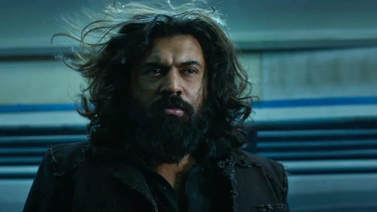 Nivin Pauly and Soori in a tense scene from 'Yezhu Kadal Yezhu Malai' aboard a dimly lit train.