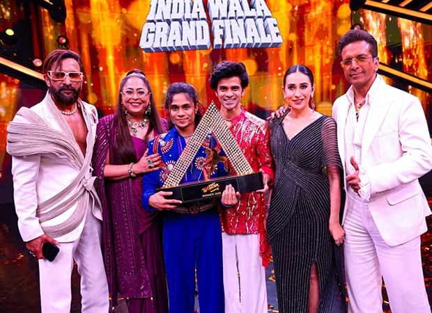 Ritesh Pal and choreographer Pratik Utekar holding the India's Best Dancer Season 5 trophy on stage