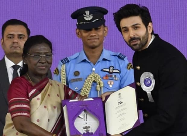 Kartik Aaryan receiving the National Best Actor award from President Droupadi Murmu at the 72nd National Film Awards