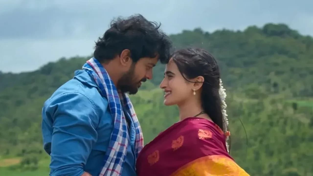 A still from Premada Oorali featuring Rangayana Raghu and Shree Raam in a romantic scene