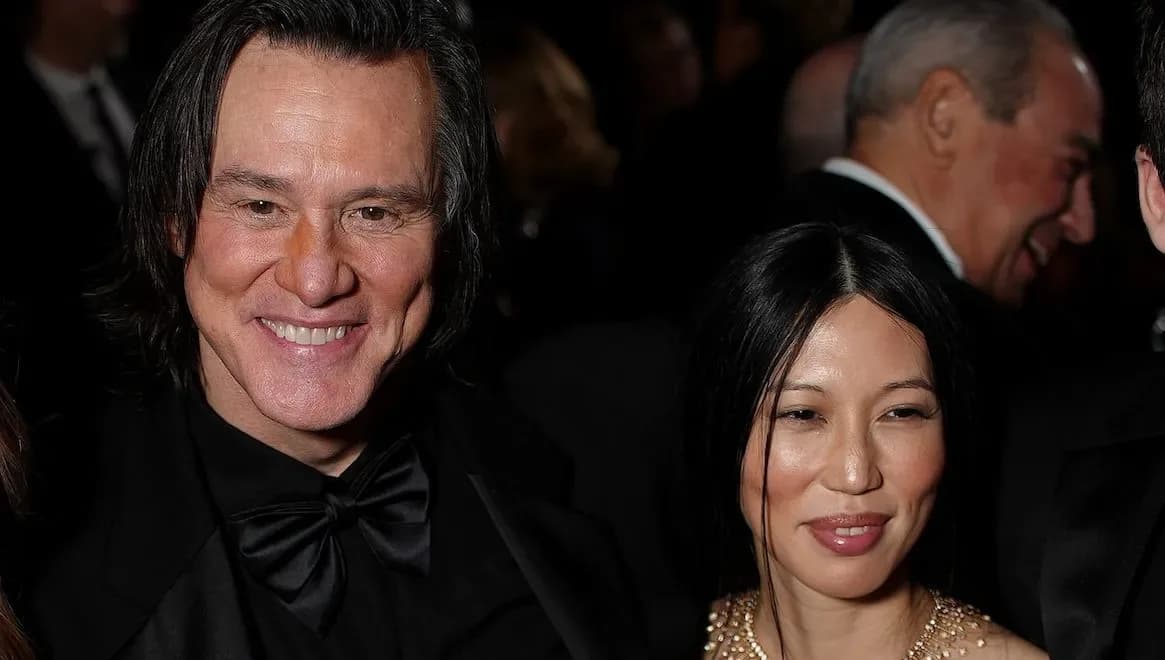 Jim Carrey smiling at the César Awards, holding a trophy, with Min Ah sitting beside his daughter Jane.