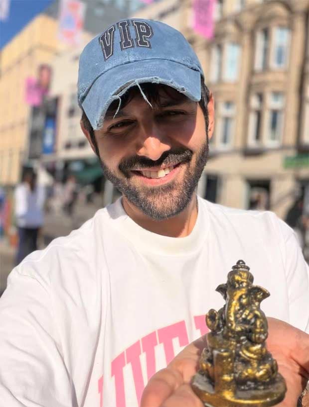 Kartik Aaryan poses with a Ganesh idol during Ganesh Chaturthi celebrations in the UK